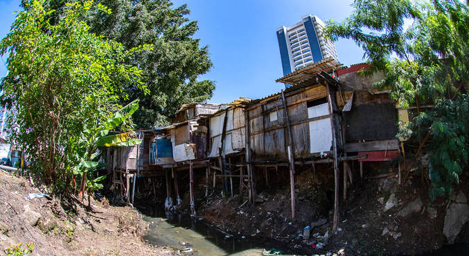 Favela se formou na avenida Marquês de São Vicente, com esgoto a céu aberto
