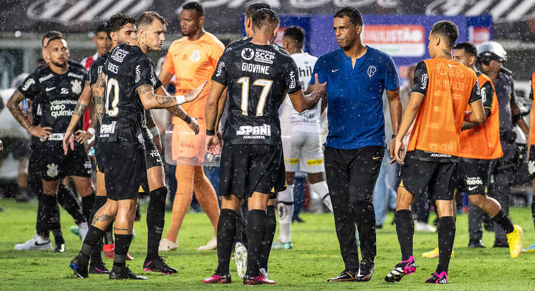Fernando Lázaro não deve receber novos reforços da diretoria do Corinthians
