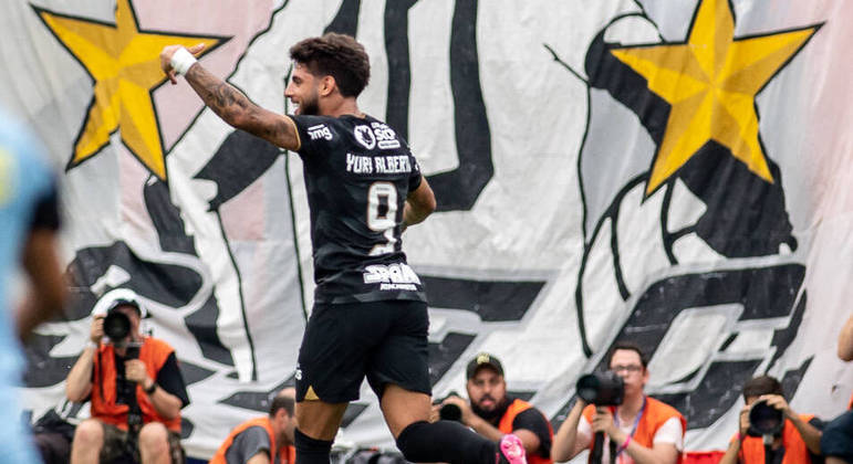Yuri Alberto em duelo contra o Santos