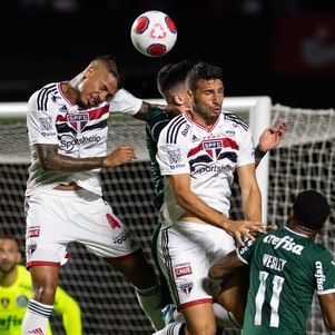 São Paulo tenta empate em cruzamento na área do Palmeiras