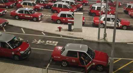 Hong Kong: táxis com motorista na mão inglesa