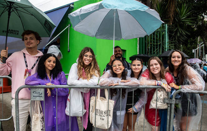 São Paulo SP - Show Taylor Switf _  Fãs  sob chuva enfrentam enormes filas para assistir o show da cantora Taylor Swift. Foto Edu Garcia/R7
