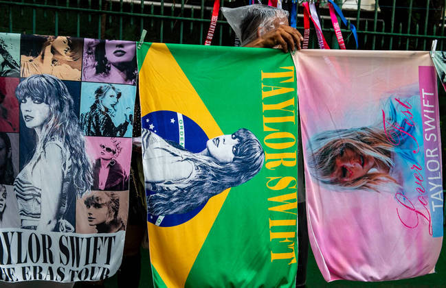São Paulo SP - Show Taylor Switf _  Fãs  sob chuva enfrentam enormes filas para assistir o show da cantora Taylor Swift. Foto Edu Garcia/R7