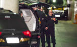 São Paulo, SP - 29.04.2023 - Thiago Brennand, prisão _ Agentes da Polícia Federal escoltam o emprésario Thiago Brennand para veículo que o levará até a Superintendência da PF, na Lapa, para ser preso e passar por audência de custódia. Foto Edu Garcia/R7