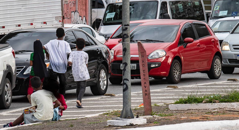 Empobrecimento das famílias impacta a vida de crianças e contribui para o trabalho infantil