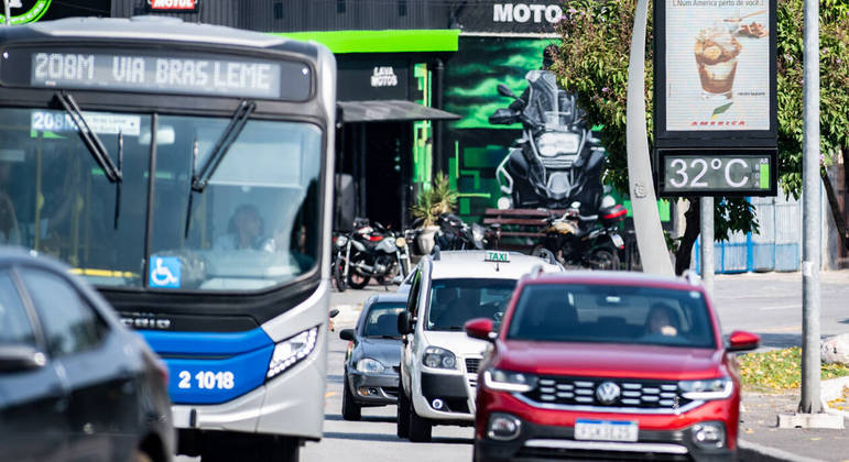 Sob o sol de 32º , motoristas enfrentam o congestionamento na marginal Tietê.  Veiculos passaram por termômetro ao entrarem na ponte da Casa Verde, no sentido da av. Braz Leme