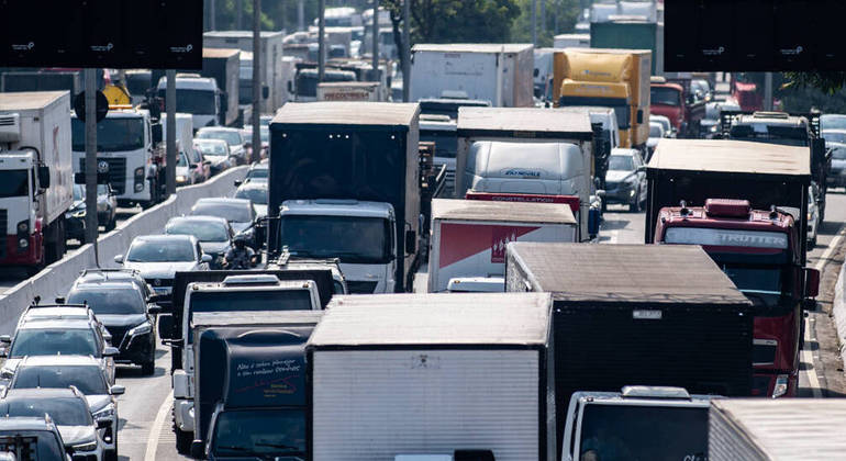 Sob o sol de 32º, motoristas enfrentam o congestionamento na marginal Tietê, no sentido Castelo Branco, próximo à ponte da Casa Verde