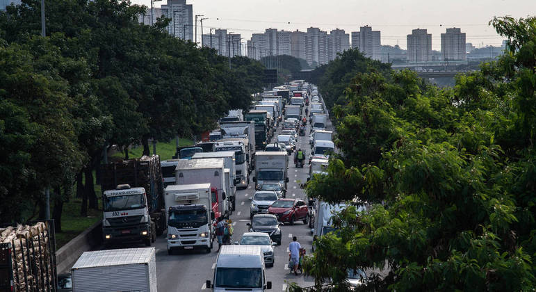 Até 2021, paulistano levava, em média, 2h01 por dia para se locomover. Neste ano, são 2h19