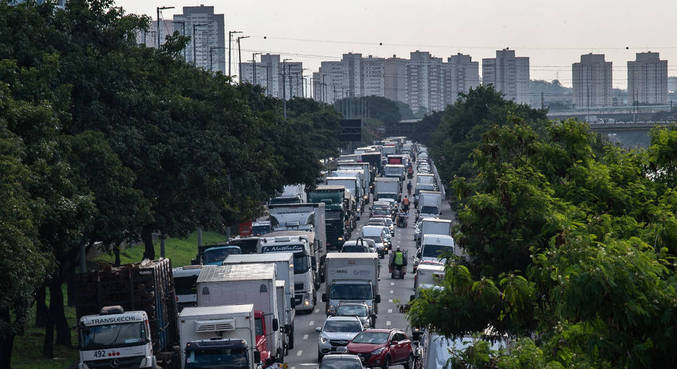 Gasto nos engarrafamentos das grandes cidade é de, em média, 64,5 minutos por dia