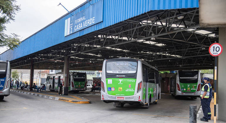 Motoristas pedem reajuste salarial e participação nos lucros