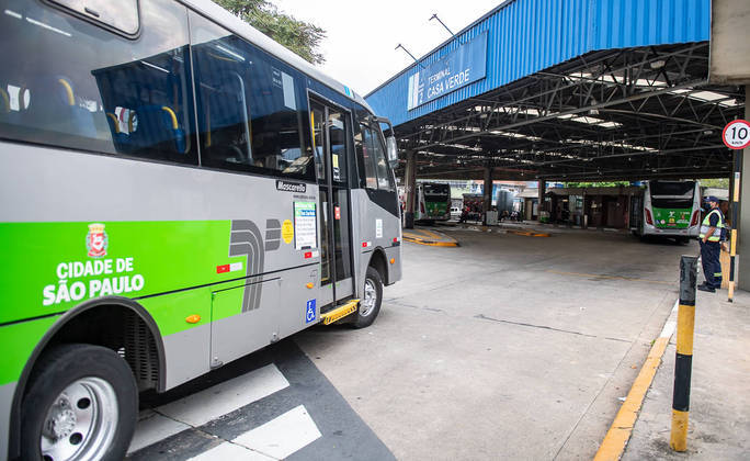 São Paulo, SP - 07.06.2022 - Transporte Público - Sindicato dos Motoristas e Trabalhadores de Transporte Urbano de São Paulo previam uma assembleia para definir uma possível paralisação da categoria o que não aconteceu nesta semana. Ônibus trafegam pela av.  Eng. Caetano Alvares, zona norte da cidade. Foto Edu Garcia/R7