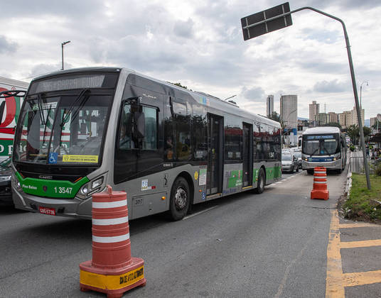 São Paulo, SP - 07.06.2022 - Transporte Público - Sindicato dos Motoristas e Trabalhadores de Transporte Urbano de São Paulo previam uma assembleia para definir uma possível paralisação da categoria o que não aconteceu nesta semana. Ônibus trafegam pela av. Inajar de Souza, zona norte da cidade. Foto Edu Garcia/R7 