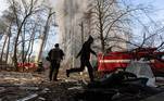 Bombeiros tentam apagar fogo em prédio atingido por ataque russo em Kiev