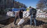 A população civil fez um acampamento de alimentos no nordeste de Kiev onde 120 civis preparam diariamente de 5 a 6 mil refeições para militares, postos de controle, hospitais, órfãos e aposentados
