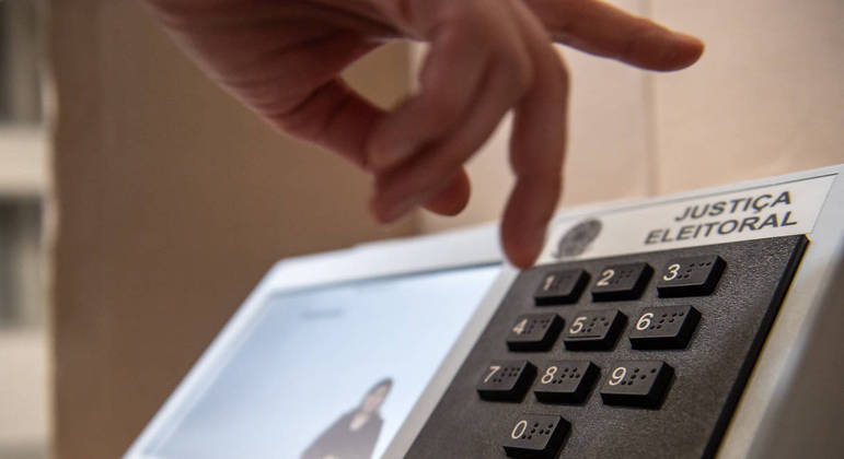 Segundo turno vai até as 17h de Brasília, mas eleitores que estiverem na fila depois desse horário poderão votar