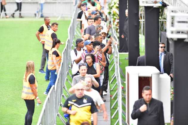 Filas para despedida devem ser fechadas às 9h30