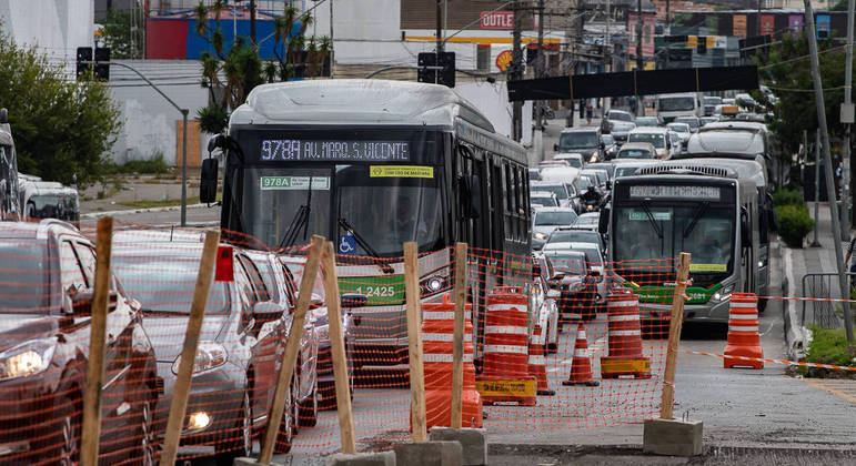Obra na estrutura da ponte da Freguesia do Ó provoca trânsito e reclamações de motoristas 