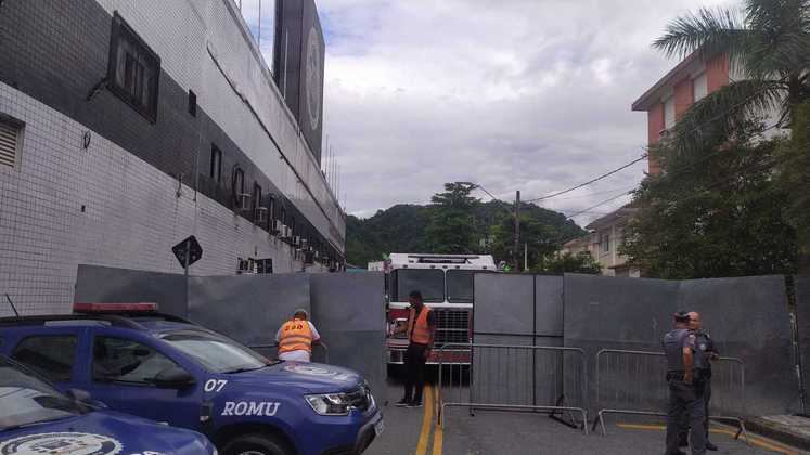 Corpo de Pelé deve sair pelos portões 4 e 5 da Vila Belmiro para o cortejo