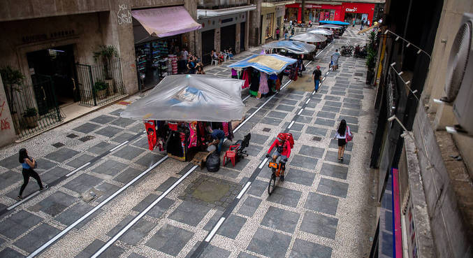 CET cria demarcação para veículos estacionarem na rua Marconi, no centro da cidade
