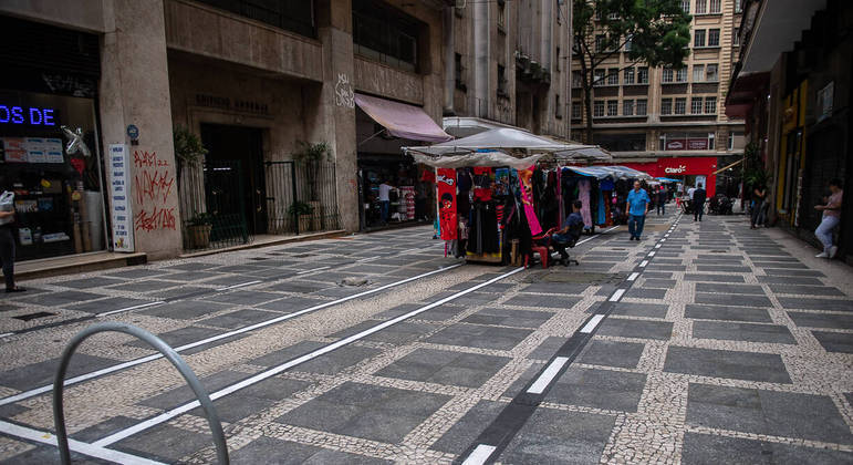 CET demarcou com linhas brancas área para estacionamento de carros em calçadão