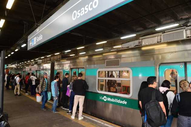 O primeiro ano de gestão Tarcísio no estado de São Paulo bateu recorde de paralisações dos metroviários, de acordo com o Sindicato dos Metroviários. A população enfrentou filas, ônibus lotados e trânsito para conseguir se deslocar, enquanto estações de trens e de metrô&nbsp;ficaram fechadas