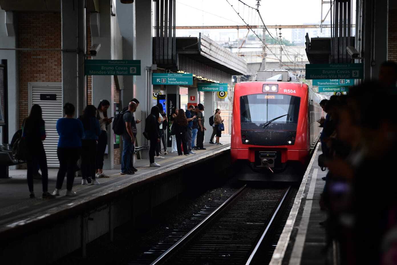 Trens voltam a circular pela Estação da Luz - Notícias - R7 São Paulo