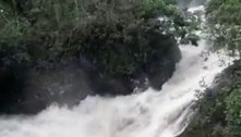 Turistas ilhados em cachoeira são resgatados pelos bombeiros em MG