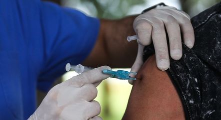Rio vacina homens com 75 anos nesta sexta (19)
