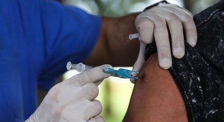 Denúncias apontam irregularidades na vacinação