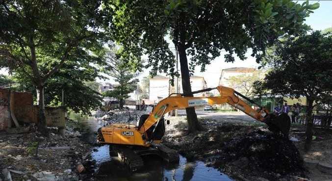 Em ação do Cidade Integrada, Inea retira 150 toneladas de dois rios no Jacarezinho