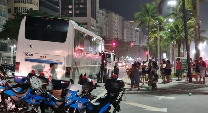 Ônibus sem documentação foi apreendido pela PM, na orla de Copacabana