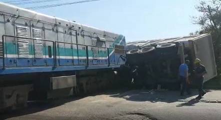 Trem atinge caminhão que emperrou em uma passagem de nível, na