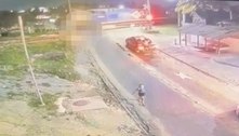 Motociclista morre após colidir com trem na Baixada Fluminense; mulher ficou gravemente ferida