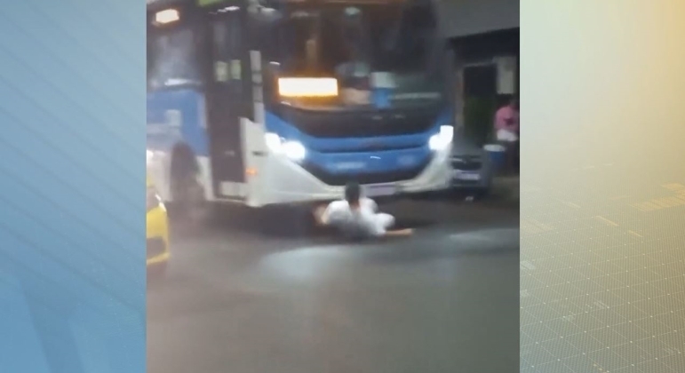 Vítima foi atropelada e arrastada por ônibus