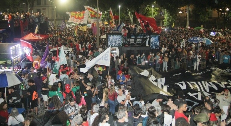 Manifestantes em defesa da democracia protestam na Cinelândia