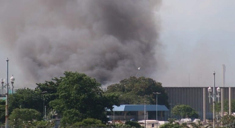 Fumaça densa do incêndio chamou atenção em diversos pontos da Ilha do Governador