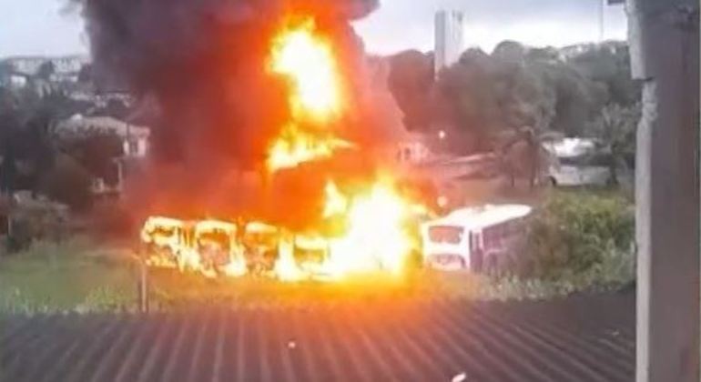 Dez ônibus foram destruídos em incêndio na zona oeste do Rio
