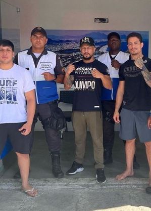 Felipe Colares (à direita) imobilizou suspeito no Recreio