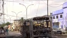 Criminosos ateiam fogo em dois ônibus ao avistarem caveirão da PM em acesso à comunidade no RJ
