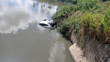 Carro cai em rio após suspeitos fugirem de abordagem da PRF no RJ; dois homens foram presos
