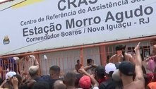 Fila de apoio a pessoas atingidas pela chuva tem tumulto em Nova Iguaçu (RJ)