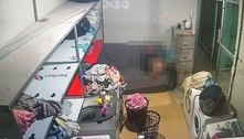 Vídeo mostra menina abandonada pela mãe em motel fugir de quarto e se esconder em lavanderia