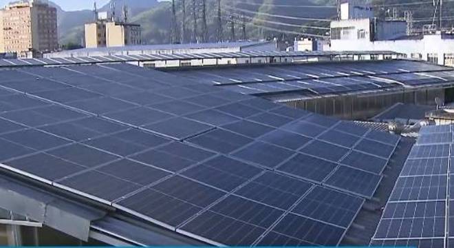 Placas de energia solar instaladas no Mercadão