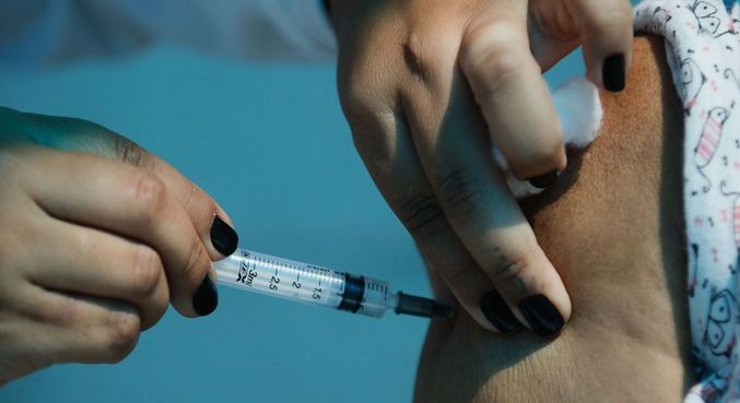 Prefeitura do Rio suspende vacinação para idosos de 75 anos