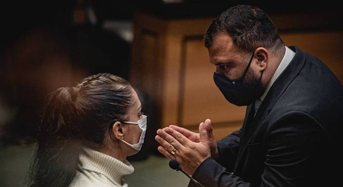 Monique recebeu orientação de advogado durante audiência