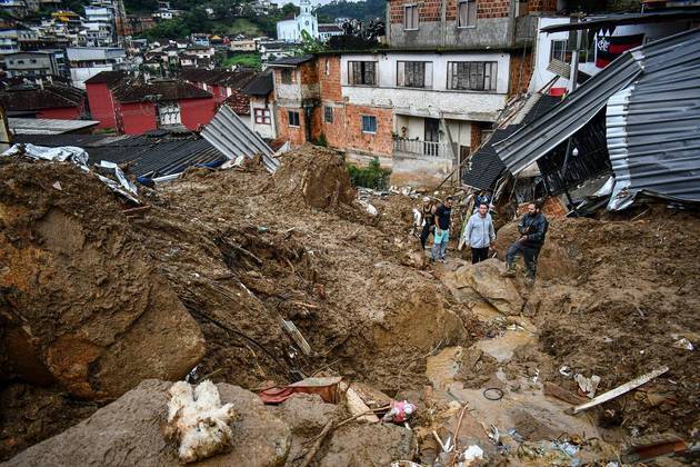 Nas redes sociais, moradores da cidade registraram imagens da catástrofe, com enchentes e carros sendo arrastados pela correnteza. Veja os vídeos Nas redes sociais, moradores da cidade registraram imagens da catástrofe, com enchentes e carros sendo arrastados pela correnteza. Veja os vídeos