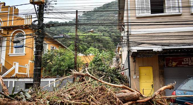 Após temporal em Petrópolis, 44 pessoas são resgatadas sem vida