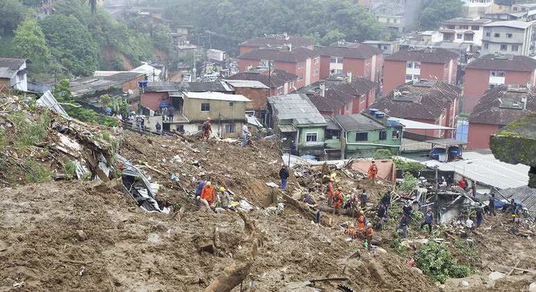 Exército, Aeronáutica e Marinha devem ajudar nas operações após chuvas em Petrópolis