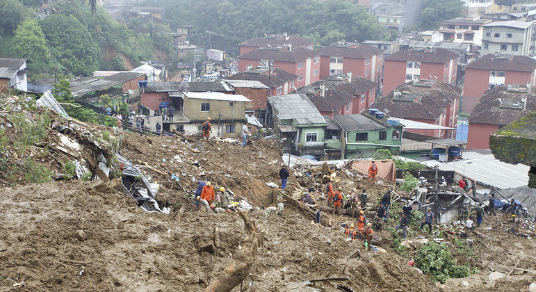 Chuva voltou a cair nesta tarde em Petrópolis nesta quinta-feira (17)