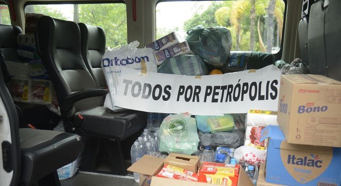 Voluntários recolhem doações para vítimas de temporal em Petrópolis
